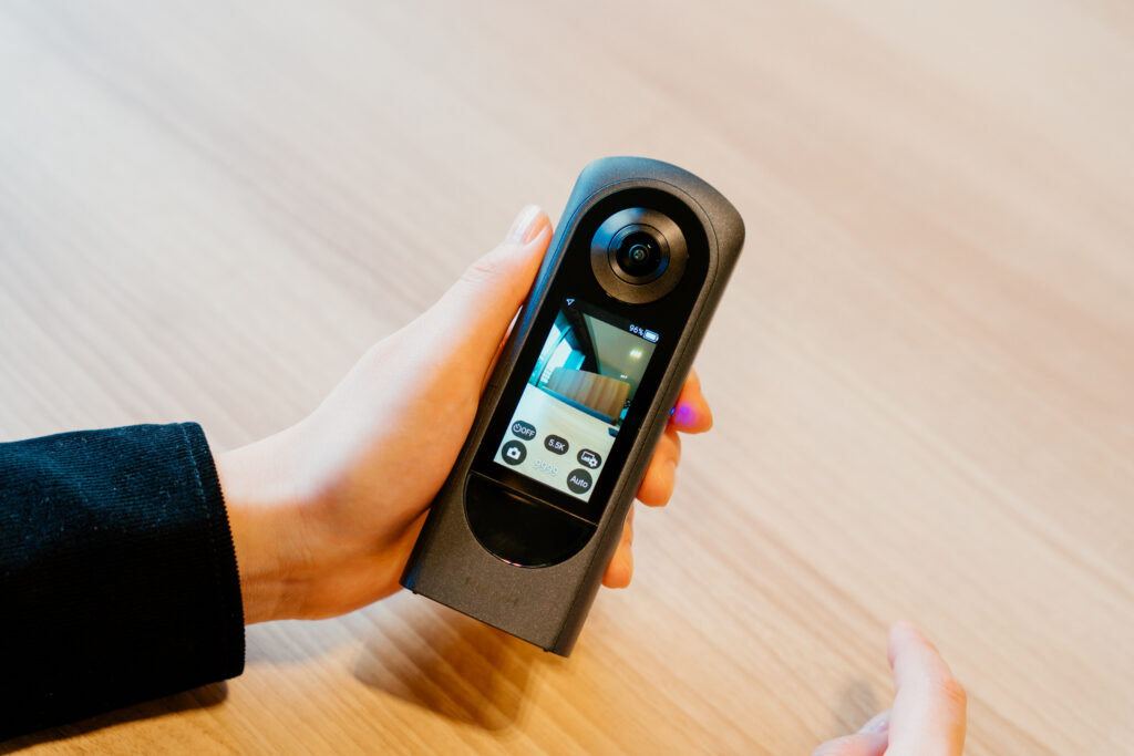 RICOH THETA X: Новые возможности благодаря большому сенсорному дисплею — фото 2