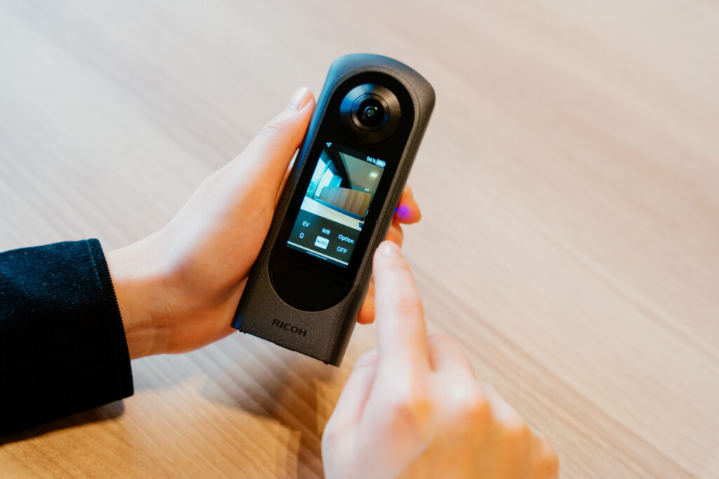 RICOH THETA X: Новые возможности благодаря большому сенсорному дисплею — фото 4