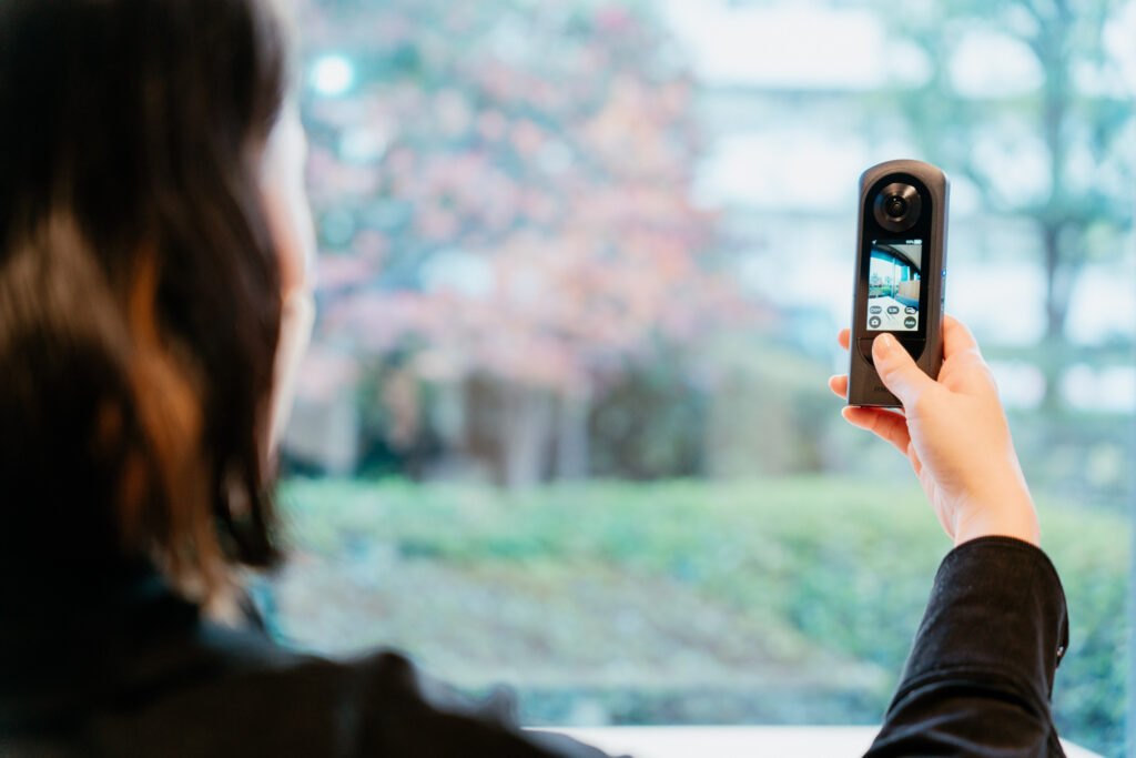 RICOH THETA X: Новые возможности благодаря большому сенсорному дисплею — фото 1