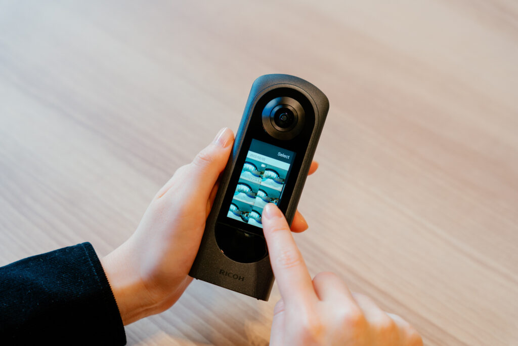RICOH THETA X: Новые возможности благодаря большому сенсорному дисплею — фото 6