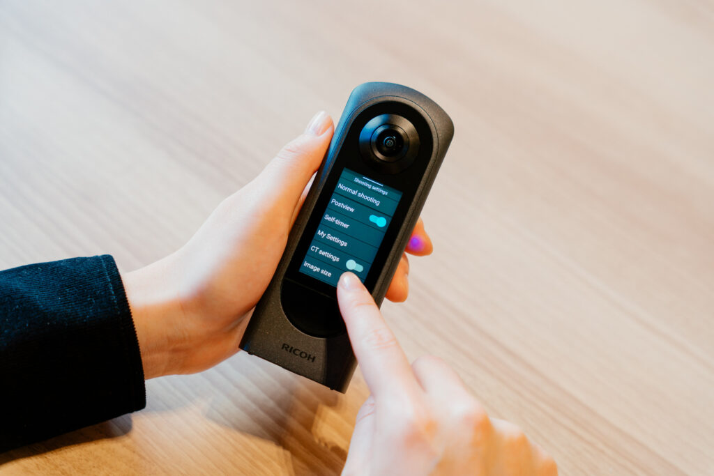 RICOH THETA X: Новые возможности благодаря большому сенсорному дисплею — фото 5