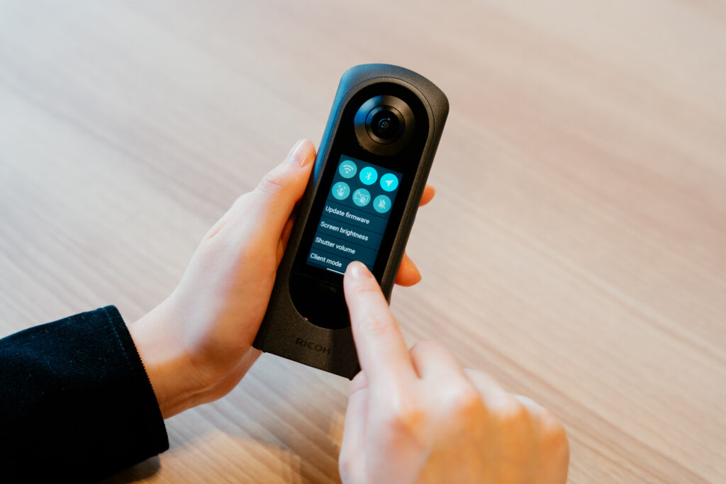 RICOH THETA X: Новые возможности благодаря большому сенсорному дисплею — фото 3